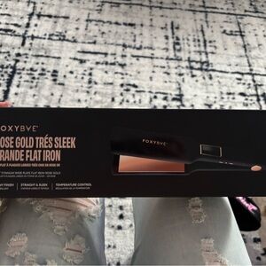 Foxy bae flat iron